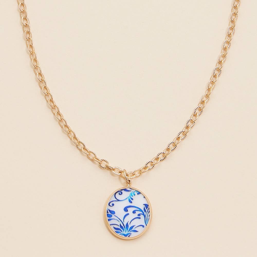 Mother of Pearl Round Charm Short Necklace